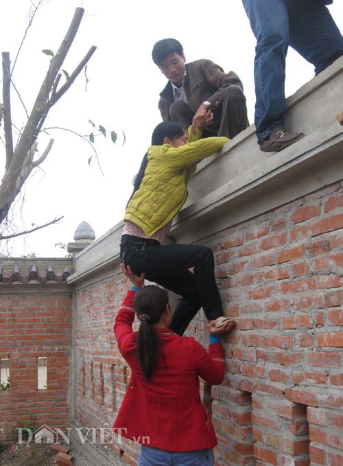 Cố gắng vượt tường bằng mọi cách