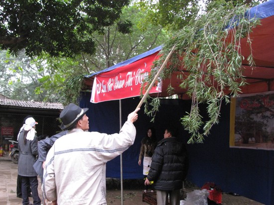 Thành viên các câu lạc bộ thơ, văn học nghệ thuật đang căng lều, chuẩn bị cho Ngày thơ Việt Nam