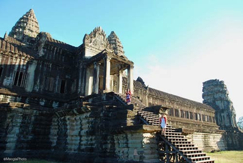 Những tòa tháp nhỏ thấp thoáng sau những cây thốt nốt quanh Angkor Wat