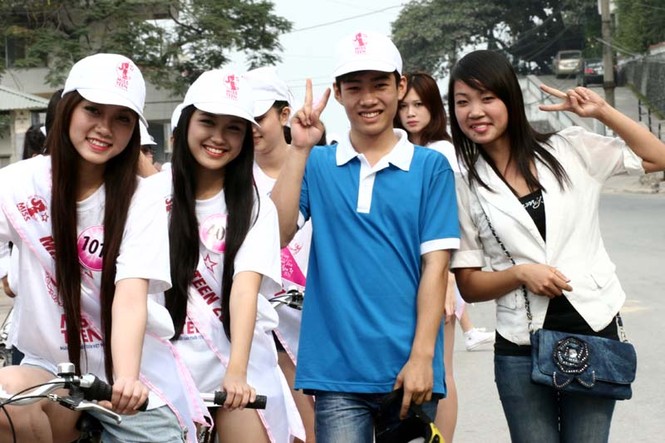 Cùng chụp ảnh với các bạn học sinh trường PTTH Lê Thánh Tông