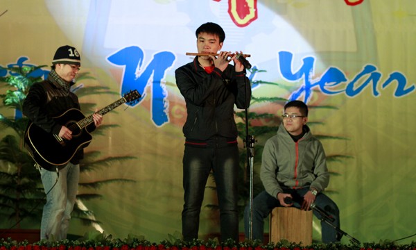 Có tiếng sáo trúc réo rắt của