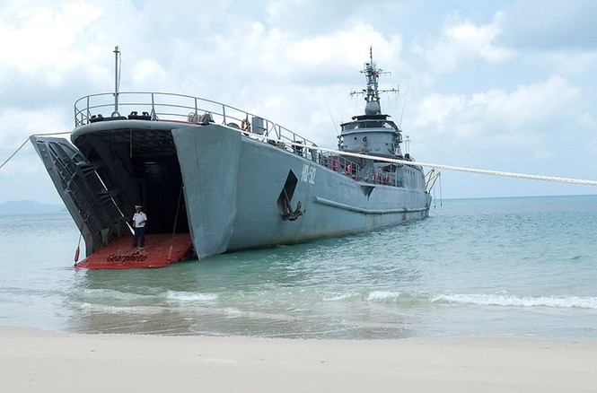 Tàu đổ bộ Polnocny B (project 771) có khả năng chở 100 lính, 6-8 xe vận tải hoặc phương tiện bọc thép, 180 tấn hàng hóa. Trong ảnh, tàu Polnocny đang “há mồm, thè lưỡi”