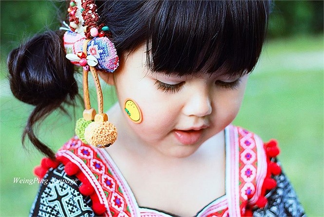 Mẹ của cô bé là một thợ chụp ảnh chuyên nghiệp và thường xuyên chụp hình, quay clip cho con gái mình