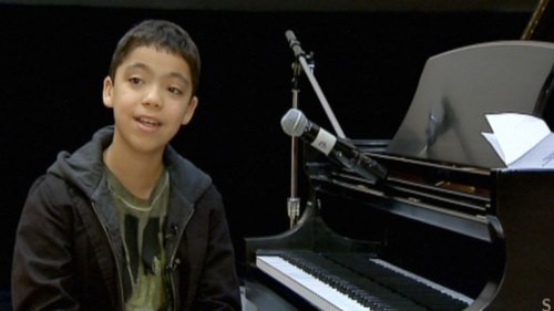 Ethan Bortnick là thần đồng chơi nhạc. Cậu bé là nhà soạn nhạc kiêm diễn viên. Ethan Bortnick bắt đầu chơi đàn lúc 3 tuổi. Lúc 5 tuổi, cậu bé có thể sáng tác nhạc. Buổi trình diễn đầu tiên của Ethan trên truyền hình vào năm 2007 đã mở đầu cho một loạt show biểu diễn sau đó. Cậu tự hào là người giữ kỷ lục Guiness khi được công nhận là nhạc sĩ solo có tour diễn riêng trẻ nhất thế giới. Lúc 10 tuổi, Ethan là ngôi sao trẻ tuổi nhất được mời biểu diễn tại Las Vegas