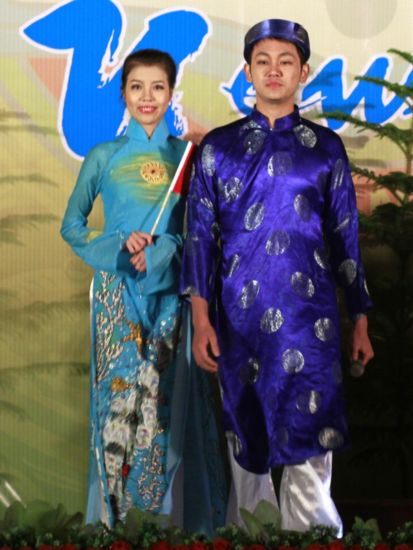 Khép lại màn trình diễn thời trang là Việt Nam với hình ảnh quen thuộc là áo dài