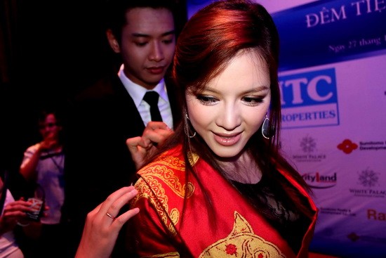 Lý Nhã Kỳ cho biết, chiếc váy cô đang mặc là một trong hai chiếc váy mà cô đã tham gia đấu giá để mua lại từ cuộc đấu giá những mẫu thiết kế hiếm hoi được NTK lừng danh thế giới Alexander McQueen làm ra vài tháng trước khi ông qua đời vào tháng 2.2010