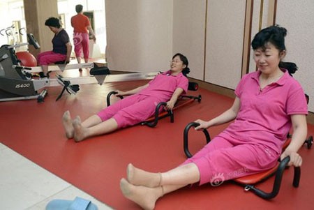 Phụ nữ Triều Tiên trong một trung tâm rèn luyện sức khỏe ở ngoại vi Bình Nhưỡng