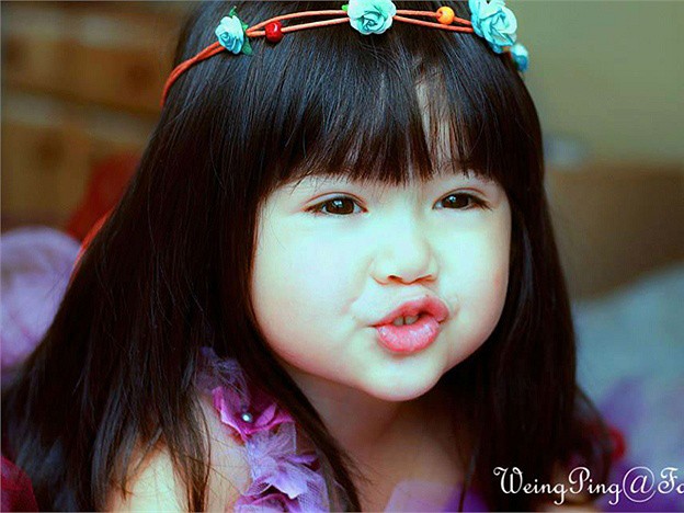 Cô bé được mọi người yêu thích bởi vẻ xinh xắn, đáng yêu như một thiên sứ nhỏ.