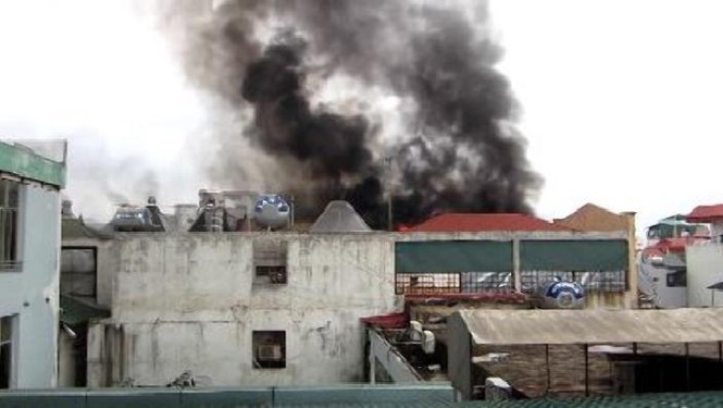 Khói đen bốc lên nghi ngút