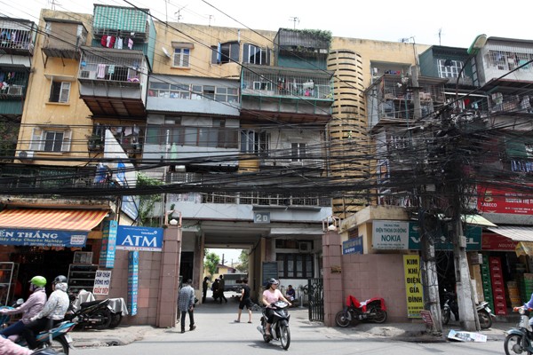 Lối vào cây xăng nàm trong khu tập thể