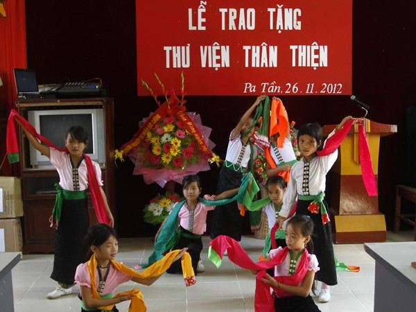 Đây là một trong những hoạt động thiết thực của tuổi trẻ hai cơ quan hướng tới chào mừng Đại hội Đoàn toàn quốc lần thứ X, nhiệm kỳ 2012 – 2017. Hoạt động được thầy và trò trường tiểu học số 1 Pa Tần chào đón bằng nhiều tiết mục văn nghệ ấn tượng