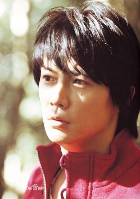 Xếp thứ sáu là Fukuyama Masaharu, tài tử có vẻ đẹp nam tính sinh năm 1969. (Số phiếu bình chọn nhiều thứ năm dành cho