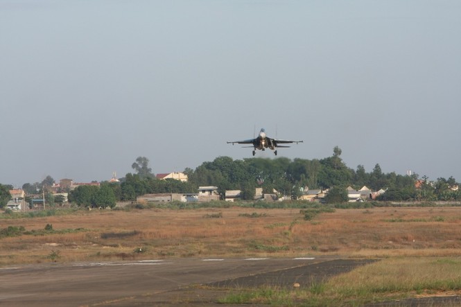 Một chiếc Su 30Mk2 hoàn thành nhiệm vụ bắn, ném trở về, đang hạ độ cao, chuẩn bị hạ cánh