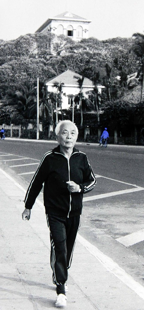 Cũng trong thời gian nghỉ dưỡng tại số 11 Phan Đình Phùng (Vũng Tàu), ngày ngày, Đại tướng đi bộ dọc con đường trên bãi biển để tập thể dục.
