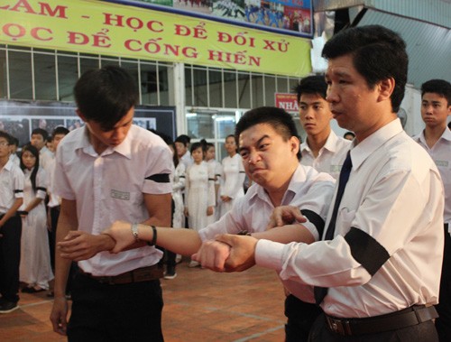 Dù bị thương tật từ nhỏ, đi lại rất khó khăn nhưng sáng nay Trần Quang Hoàng Phúc, học sinh lớp 12B1 vẫn nhờ người đưa mình tới trường để thắp nhang tiễn vị Đại tướng của dân tộc.