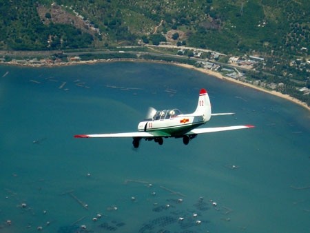 Dưới cánh bay dần hiện ra biển biếc..