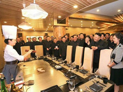 Thời gian gần đây, khách du lịch tới Bình Nhưỡng sẽ thấy xe hơi tư nhân trên các đường phố ngày càng nhiều. Trong ảnh là nhà lãnh đạo Triều Tiên Kim Jong Un cùng phu nhân Re Sol-ju đang tham dự lễ khai trương một nhà hàng ở thủ đô Bình Nhưỡng