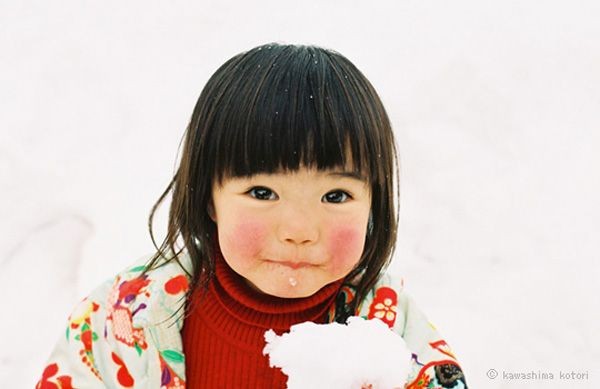 Được biết cô bé là con của một người bạn thân của nhiếp ảnh gia Kotori Kawashima. Mỗi tuần anh đều dành thời gian đến chơi nhà và ghi lại những khoảnh khắc dù là nhỏ nhặt của cô bé. Anh muốn người xem cảm nhận được đầy đủ cuộc sống dưới lăng kính con trẻ