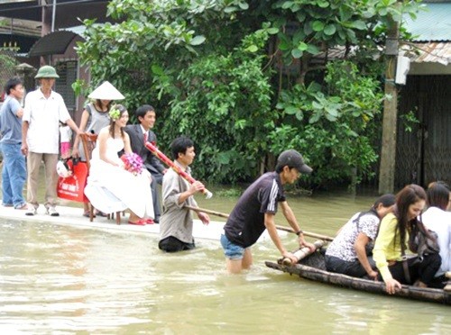 Cô dâu và chú rể được chở trên bè chuối, trên xuồng là bà con hai họ. Ảnh: Facebook Nghệ An