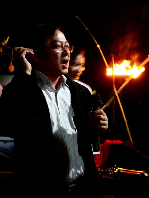 Nhà báo Lê Xuân Sơn, TBT báo Tiền Phong, đã gửi tới chương trình những bài thơ sâu lắng
