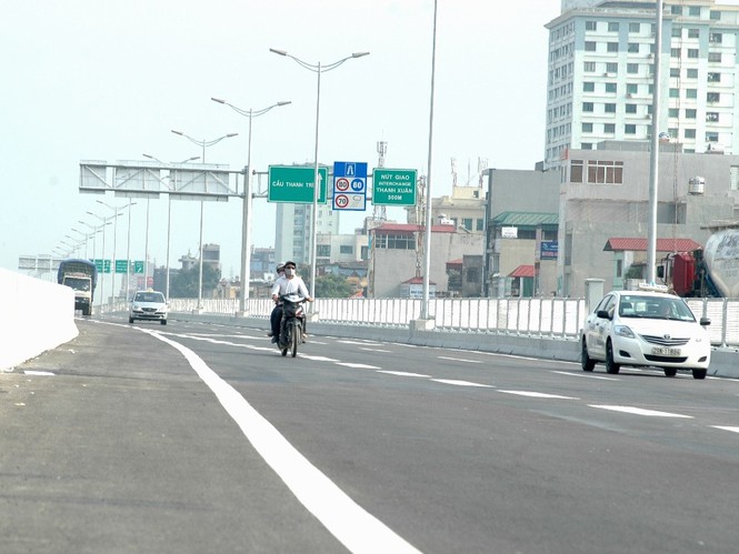 Xe máy ngang nhiên đi lại trên đường cấm