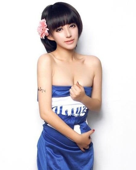 Gần đây, tại Trường Xuân (Trung Quốc), hình ảnh một nhóm nữ sinh mặc áo đồng phục sexy, gợi cảm đã thu hút sự quan tâm của cư dân mạng