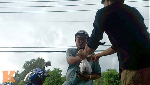 Một người đàn ông vừa mua 700g rắn với giá 110.000 đồng. Đối với dân nhậu, dù giá mồi có cao cũng không thành vấn đề