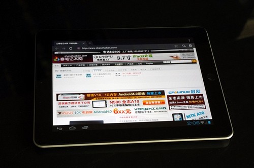 Duyệt web trên màn hình 9,7inch, nhỏ hơn một chút so với iPad thật