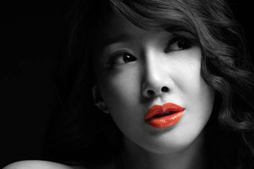 Hình ảnh nữ tính, gợi cảm quen thuộc của Lee Si-young..