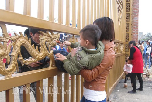 Người này nhìn người kia, du khách đua nhau cho con