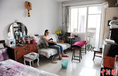 Chấp nhận bỏ ra 2.250 NDT/tháng, Xiaguo cùng một bạn gái khác thuê được căn phòng tương đối rộng rãi. Cho dù chủ nhà vừa quyết định tăng giá thuê nhưng họ vẫn quyết định ở lại vì vị trí giao thông thuận lợi của nơi trọ
