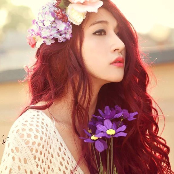 Cô cũng từng thừa nhận mình đã phẫu thuật chỉnh mũi. Với chiếc mũi mới, gương mặt Vân Navy thêm thần thanh tú và quyến rũ hơn. Cô hoàn toàn lột xác khỏi hình ảnh hotgirl baby dễ thương một thời thay vào đó là sự trưởng thành và nữ tính ở hiện tại