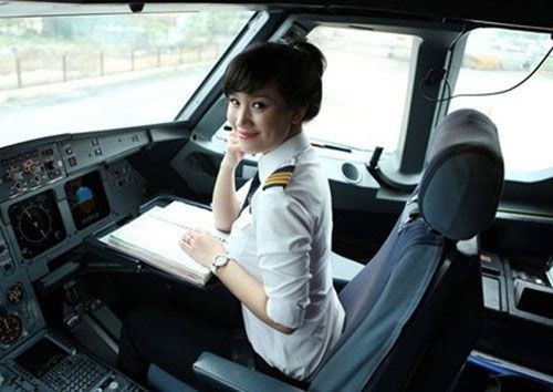 Trần Trang Nhung sinh năm 1987, là cơ phó điều khiển Airbus 321 đầu tiên của Việt Nam. Cô được đào tạo bài bản tại Pháp và vừa trở về nước năm 2009