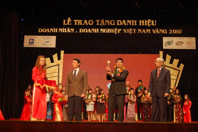 VINA Design nhận cúp vàng “Doanh nhân – Doanh nghiệp Việt Nam vàng 2010” - ảnh 1