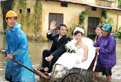 Chú rể Khánh cảm ơn bà con hàng xóm đã giúp đỡ mình trong ngày cưới đáng nhớ. Ảnh: Facebook HN