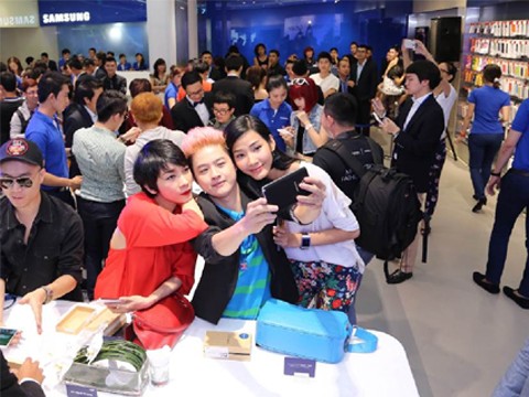 Bà bầu Xuân Lan là khách mời “nhiệt tình” nhất, cô luôn được các sao trẻ như Thanh Duy và siêu mẫu Hoàng Thuỳ vây quanh chụp cùng.