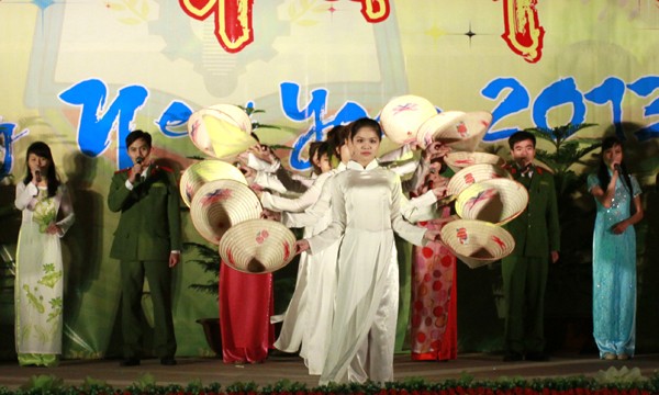 Và nét Việt được thể hiện tại đêm Dạ hội có hình ảnh áo dài, nón lá gắn với màn múa hát