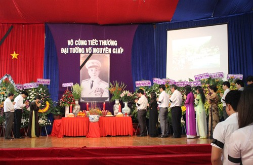 Thầy và trò cùng cúi đầu tiễn đưa đại tướng về nơi an nghỉ cuối cùng