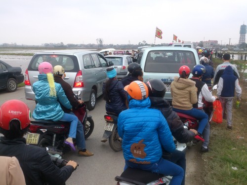 Đoạn đường hơn 2km vào quần thể Phủ Dầy và chợ Viềng bị ùn tắc nghiêm trọng