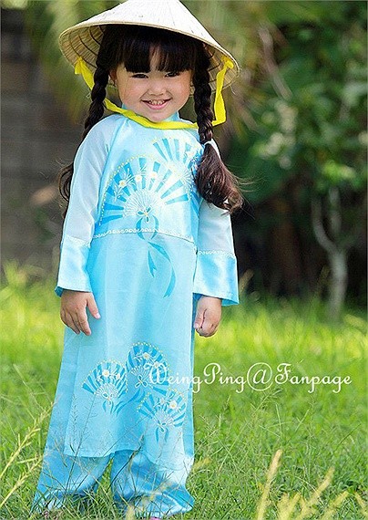 Weingping mặc áo dài, đội nón lá Việt Nam