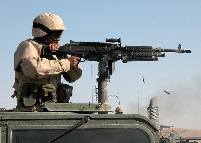 Trung liên M240, dùng cỡ đạn 7.62 mm với tầm bắn lên đến 800m