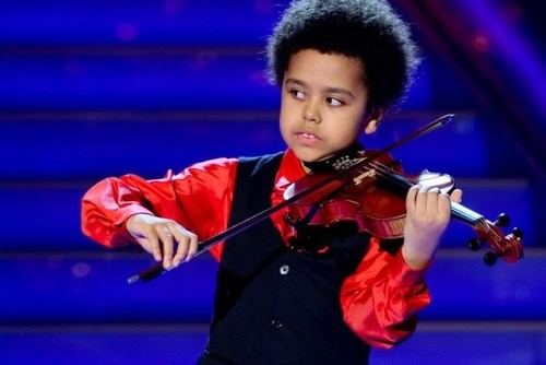 Akim Camara là thần đồng violin tại Berlin, bắt đầu chơi vĩ cầm từ lúc 2 tuổi. Cậu bộc lộ trí nhớ siêu việt trong âm nhạc khi còn bập bẹ chưa biết nói. Người hướng dẫn Akim đã phát hiện ra khả năng âm nhạc của cậu và người này bắt đầu dạy đàn cho cậu bé 2 tuổi hai buổi một tuần. Cậu cảm thụ nhạc và tiếp thu một cách nhanh chóng, chỉ sau 6 tháng huấn luyện, Akim được mời biểu diễn lần đầu tiên trước công chúng tại buổi hoà nhạc Giáng sinh tháng 12/2003