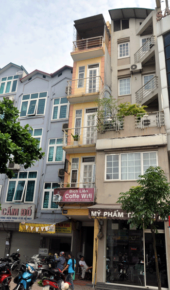 Hai ngôi nhà siêu mỏng bị kẹt giữa các ngôi nhà lớn trên phố Nguyễn Trãi....