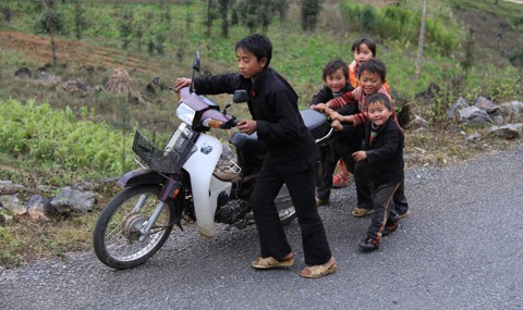 Chúng thay phiên nhau dắt xe lên dốc...