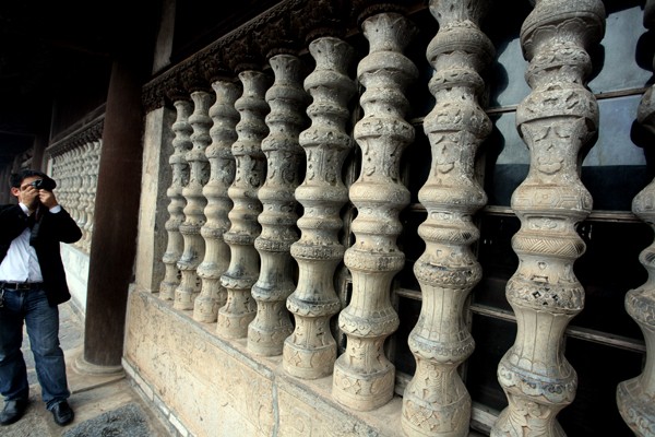 Những chiếc chấn song đá
