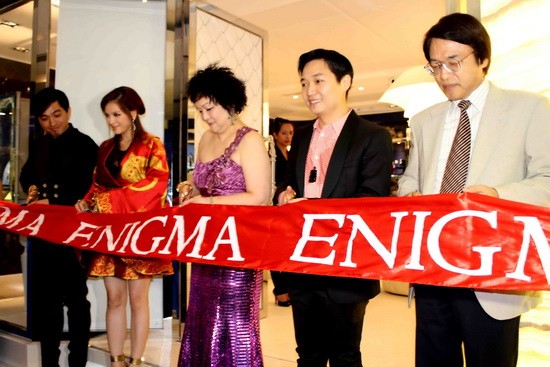 Cắt băng khai trương shop kim cương