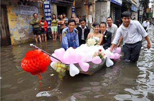 Rước dâu bằng xuồng giữa lòng Hà Nội trong sự thích thú của người dân. Ảnh: Facebook HN