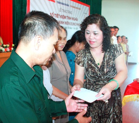 Bà Lê Thị Vinh, Phó Tổng GĐ Tân Hoàng Minh Group trao quà cho cựu TNXP TP Đà Nẵng