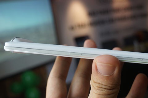 Cạnh phải có cả phím tăng giảm âm lượng và bật tắt máy