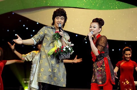 Cuối năm 2009, thành công đến với Wanbi khi anh cùng ca sĩ Thu Thủy nhận được giải thưởng Ca sĩ triển vọng trong năm của bảng xếp hạng Làn Sóng Xanh